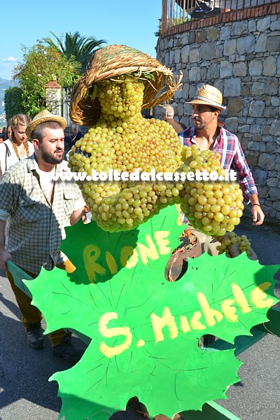 VEZZANO LIGURE (Sagra dell'Uva) - I ragazzi del rione Sam Michele hanno realizzato un artistico fantoccio utilizzando chicchi d'uva, incollati ad uno ad uno su un supporto di legno