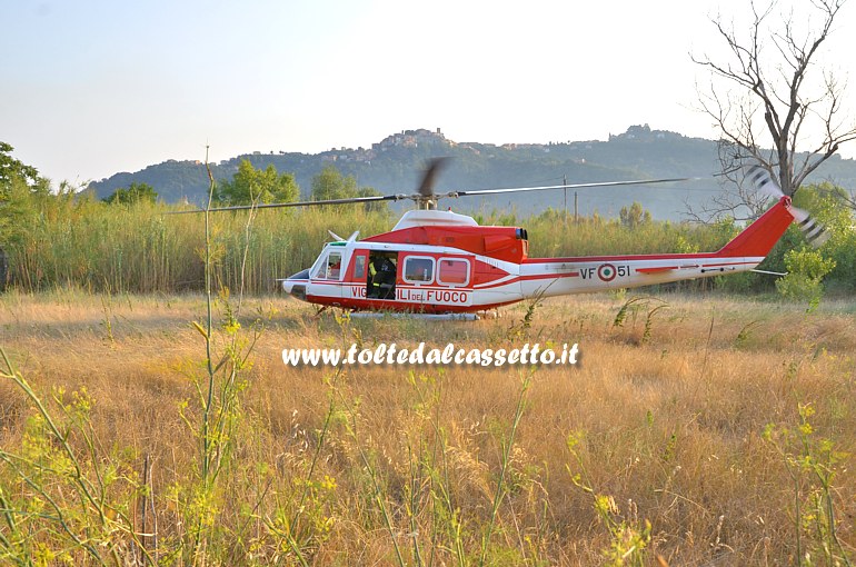 PARCO DEL MAGRA (Piano di Vezzano Ligure) - L'elicottero dei Vigili del Fuoco, intervenuto per spegnere gli ultimi focolai dell'incendio scoppiato il 7 agosto 2015, effettua una sosta tecnica a terra
