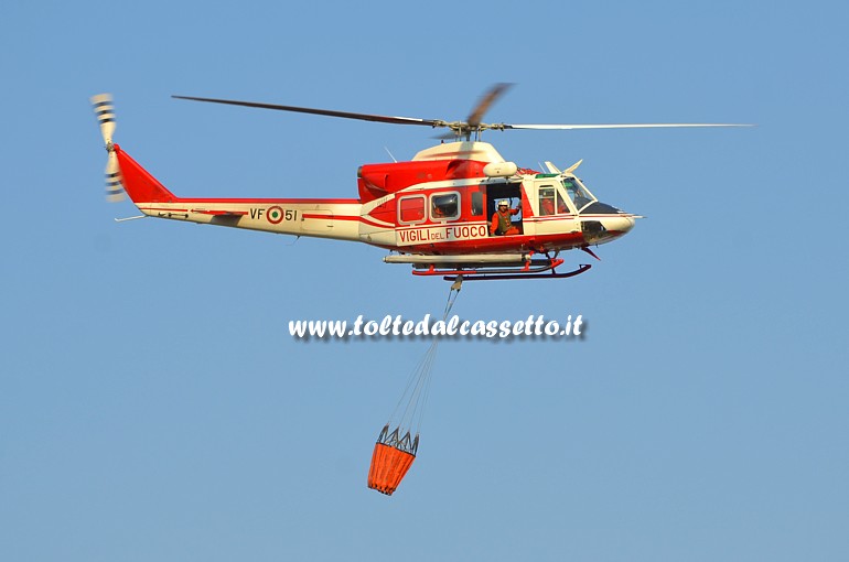 PARCO DEL MAGRA (Piano di Vezzano Ligure) - L'elicottero dei Vigili del Fuoco, intervenuto per spegnere gli ultimi focolai dell'incendio scoppiato il 7 agosto 2015, in volo per inizio operazioni