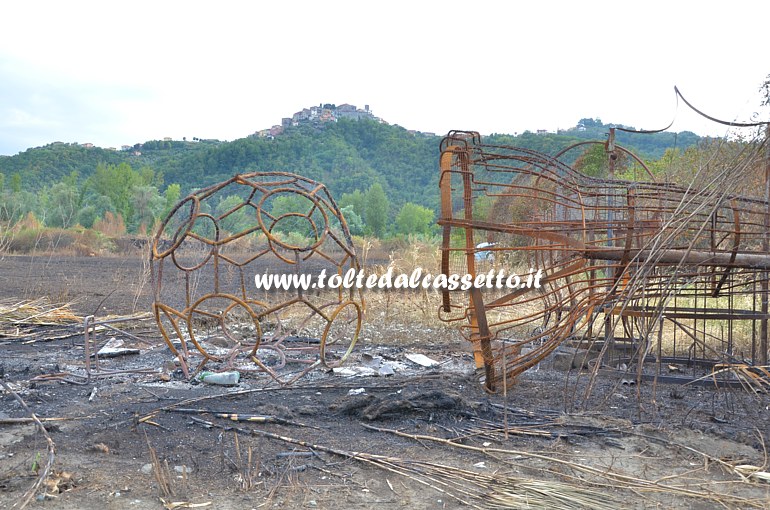 PARCO DEL MAGRA (Piano di Vezzano Ligure) - Strutture metalliche raggiunte dal fuoco dell'incendio scoppiato il 7 agosto 2015