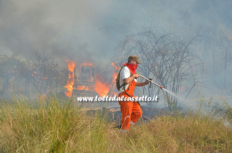 PARCO DEL MAGRA (Piano di Vezzano Ligure) - Una volontario della Squadra Antincendio di Ameglia affronta le fiamme durante l'incendio scoppiato il 7 agosto 2015