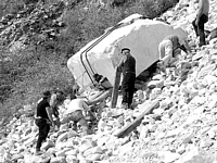 ALPI APUANE - Cavatori fanno scendere a valle un blocco di marmo con l'antico metodo della lizzatura