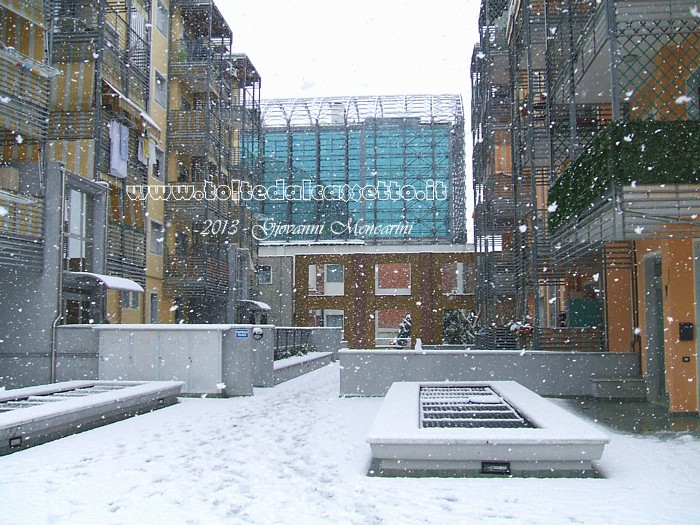 SANTO STEFANO DI MAGRA - La neve scende tra i palazzi dell'area ex SIRMA (ore 11:37 del 24-02-2013)
