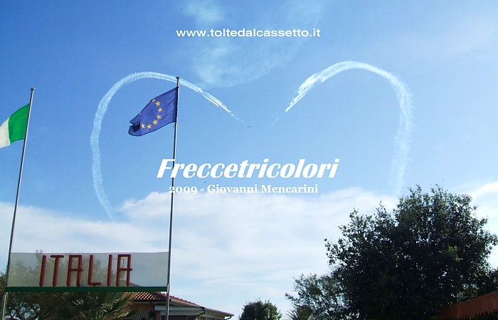 FRECCE TRICOLORI - La figura del cuore (Marina di Pietrasanta - 14 giugno 2009)