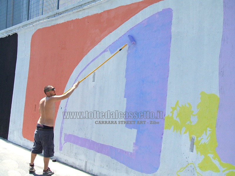 CARRARA - Fortitudo Mea in Coloris - Zibe allestisce il fondo del muro su cui dipinger