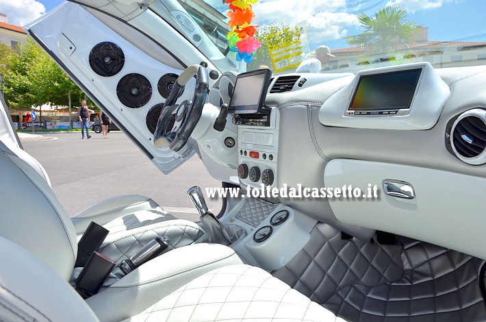 Tuning Alfa Romeo 147 Con Interni In Pelle Trapuntata Di Colore Bianco E Grigio