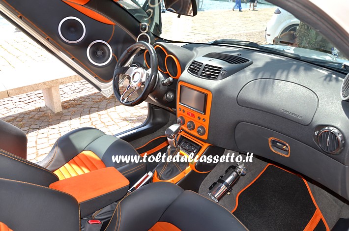 TUNING - Selleria e cruscotto nero-arancio di Alfa Romeo 147 con vertical doors