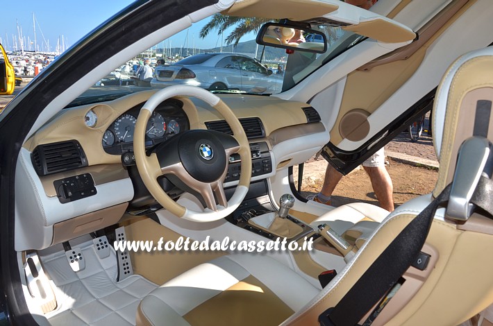 TUNING - Posto guida e interni in pelle bianco/beige di BMW serie 3 con vertical doors
