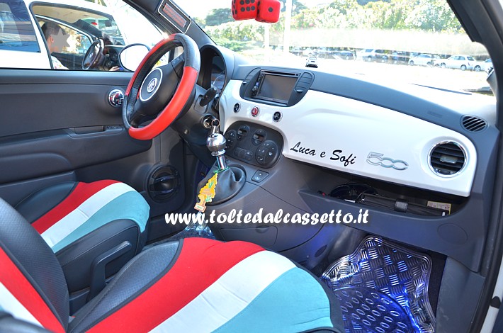 TUNING - Selleria rosso/bianco/azzurra e cruscotto bianco/nero di Fiat 500