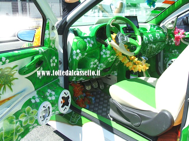 TUNING - Una Fiat Punto con interni e portiere di colore verde-bianco con decorazioni in stile floreale