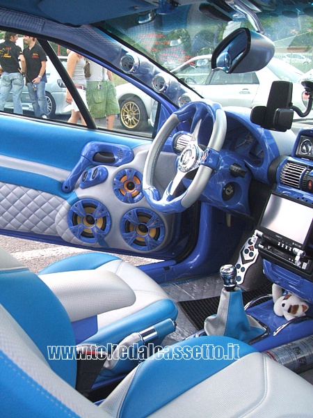 TUNING - Posto guida e interni bianco-azzurro-blu di una Opel Tigra