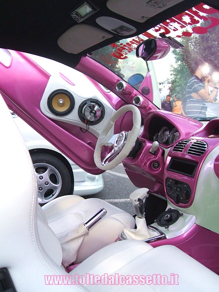 TUNING - Una Peugeot 206 "vertical doors" con raffinati interni bianco-rosa "big babol". Sicuramente l'auto di una lady