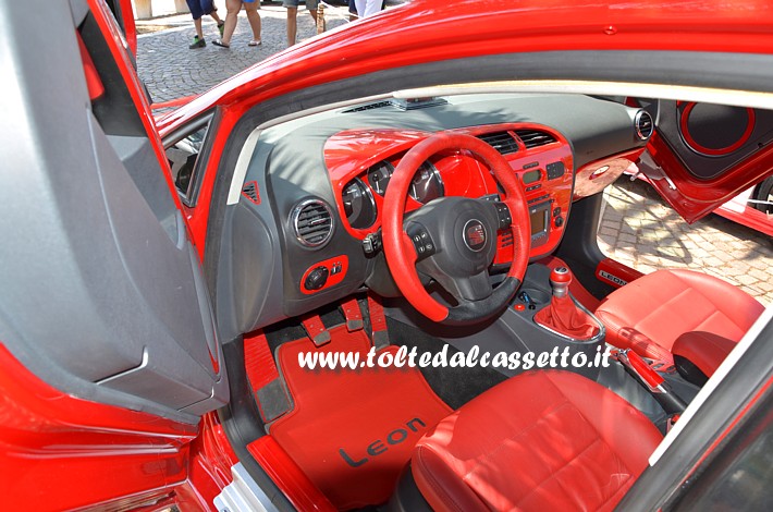 TUNING - Posto guida e interni in pelle grigio/rossa di Seat Leon con vertical doors