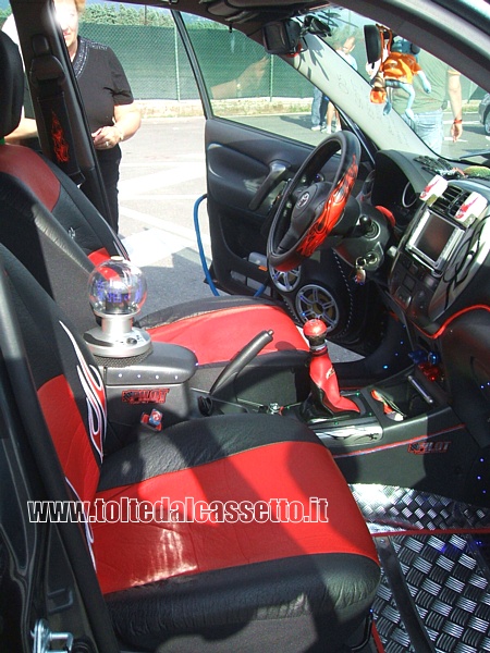 TUNING - Posto guida e sedili rosso-nero di una Toyota Yaris