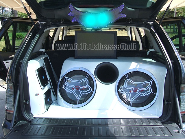 TUNING - Bagagliaio di BMW X5 con apparati video e subwoofer Alpine SWR (car audio da competizione)