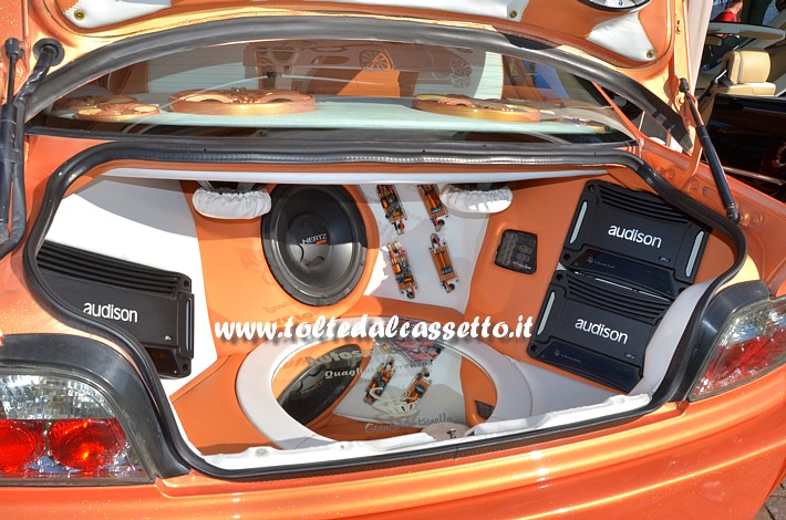 TUNING - Bagagliaio di BMW Serie 3 con elettronica Audison e subwoofer Hertz