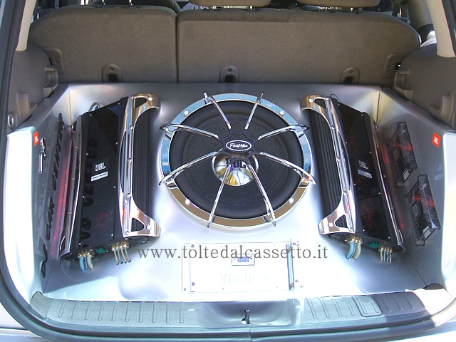 TUNING - Bagagliaio di Chrysler Pt Cruiser con car audio JBL