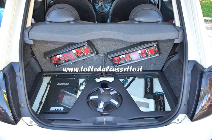 TUNING - Bagagliaio di Fiat 500 con elettronica Audison