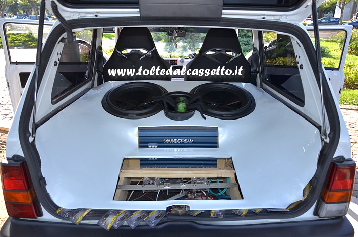 TUNING - Bagagliaio di Fiat Panda 1000 con elettronica e coppia di subwoofer Soundstream