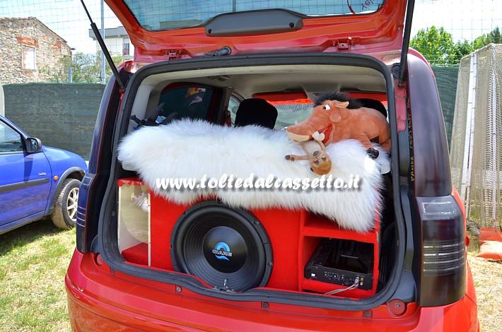 TUNING - Bagagliaio di FIAT Panda 1000 con subwoofer CIARE modello CS e pelouche vari
