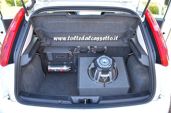 TUNING - Bagagliaio di Fiat Punto con elettronica e subwoofer Hertz HX-300-D (potenza 1200 Watt)