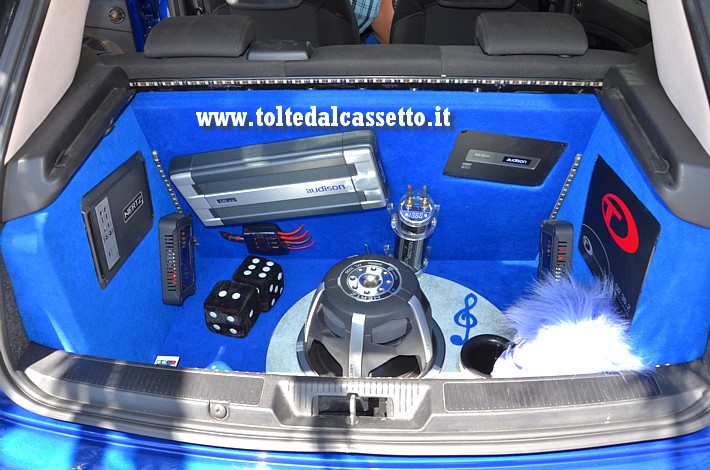 TUNING - Bagagliaio di FIAT Punto con amplificatore AUDISON LRx 2.9 e subwoofer HERTZ ML 3000 da 1500 watt su 4 ohm