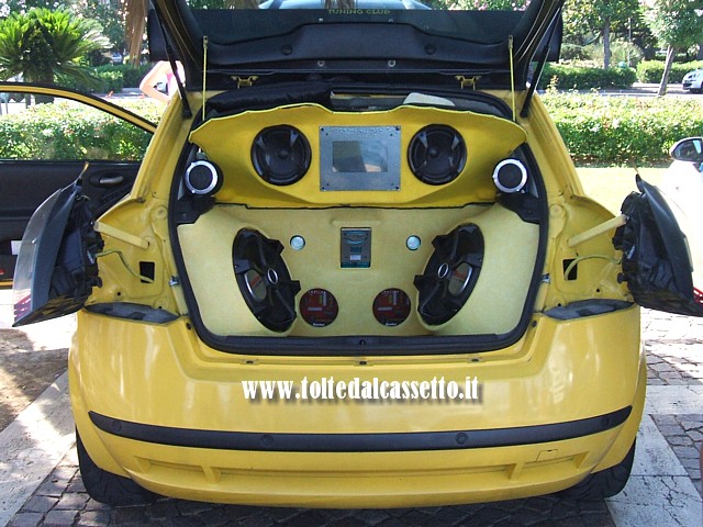 TUNING - Bagagliaio di Fiat Stilo con car audio e altoparlanti Boston. Sulla vettura sono installati dei fari posteriori apribili a compasso