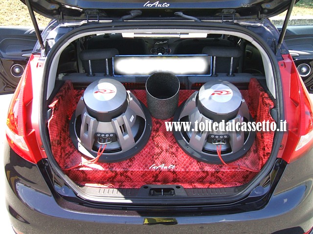 TUNING - Bagagliaio di Ford Fiesta con due subwoofer Alpine SWR Type-R 15"