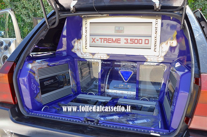 TUNING - Bagagliaio di Lancia Delta con amplificatori Impact X-Treme 3.500 D (3.5 KW) e Kenwood KAC-P5401M - mono power amplifier (car audio da competizione)