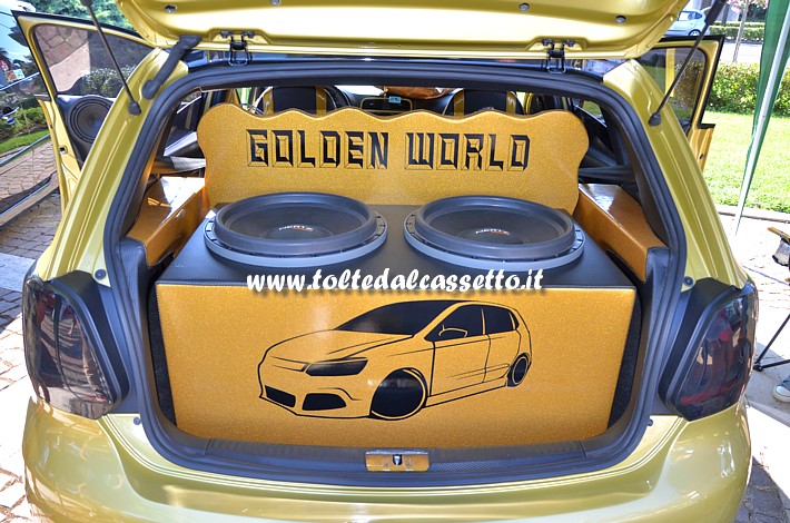 TUNING - Bagagliaio "Golden World" di Opel Corsa con coppia di subwoofer Hertz
