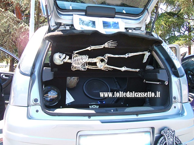 TUNING - Bagagliaio di Opel Corsa stile "Horror" con car audio e... scheletro