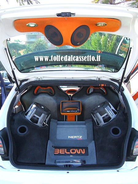 TUNING - Bagagliaio di Peugeot 206 con car audio Below e altoparlanti Hertz