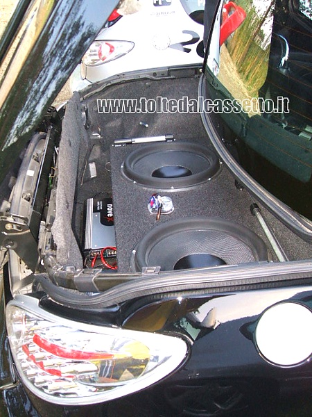 TUNING - Bagagliaio di Peugeot 206 cabrio con diffusori acustici