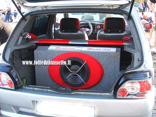 TUNING - Bagagliaio di Renault Clio con subwoofer MS2