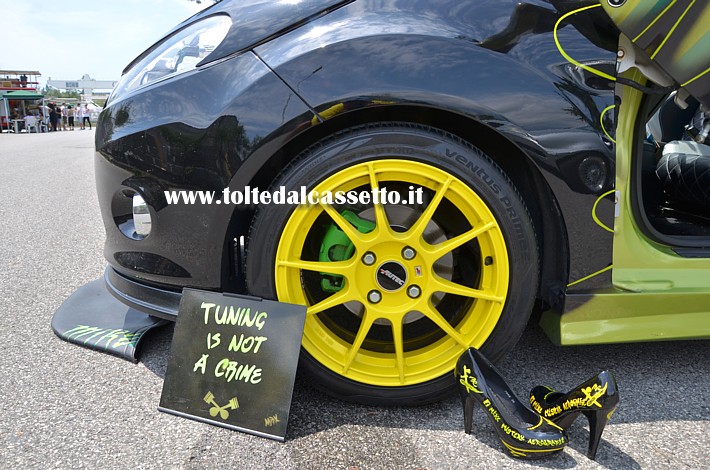 TUNING - Cerchio in lega Autec Wizard di colore giallo con gomma Hankook Ventus Prime 2, montati su una Ford Fiesta