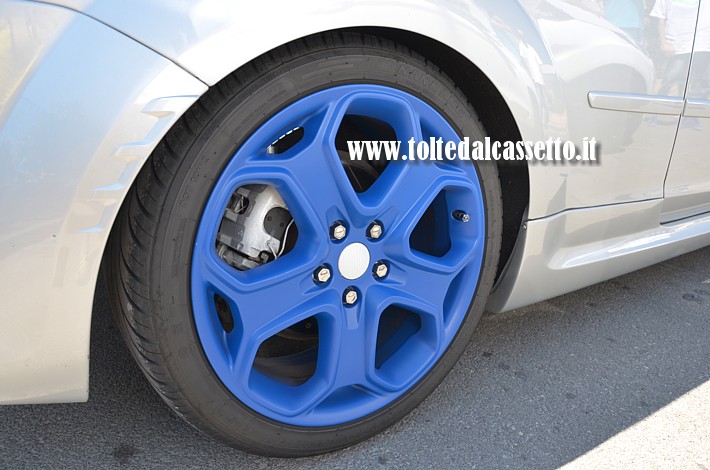 TUNING - Cerchio in lega originale Ford personalizzato con verniciatura azzurra. La vettura monta pneumatici Nankang Ultra Sport NS-II