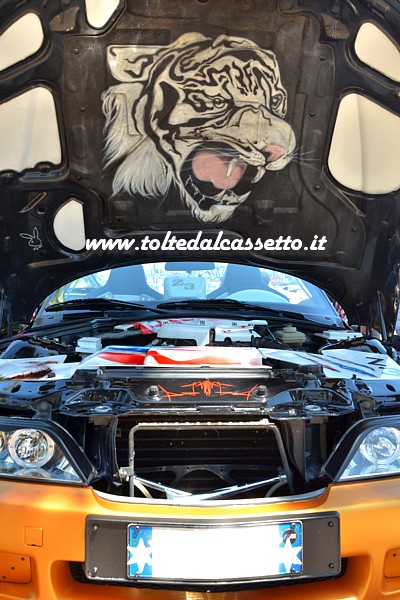TUNING - Vano motore di BMW Z3 con disegnata nell'interno cofano una tigre che ruggisce