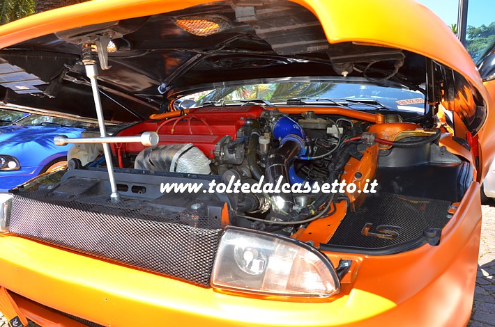 TUNING - Vano motore di FIAT Coup 16V Turbo con chiave a croce che sorregge il cofano