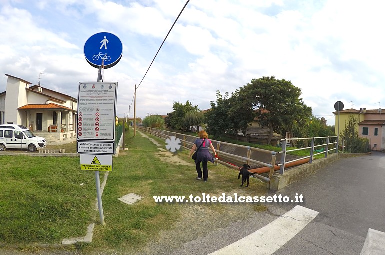 CANALE LUNENSE (Pista Ciclabile) - Il punto pi a nord dell'impianto a Castelnuovo Magra (Liguria). La strada asfaltata segna il confine col territorio di Fosdinovo (Toscana) dove la pista non c'