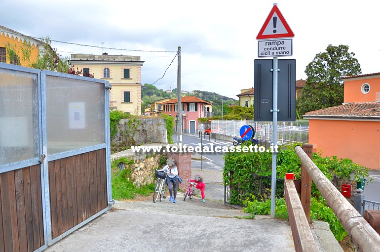 CANALE LUNENSE (Pista Ciclabile) - Rampa ripida presso il sifone di Piazza Ricchetti a Sarzana dove un cartello segnaletico avverte che bisogna condurre i cicli a mano