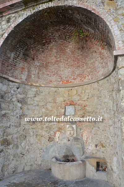 NICOLA di LUNI - Nicchia con fontana del 1806 ad opera dell'ingegnere Cesare Mazzi