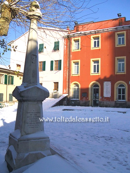SANTO STEFANO DI MAGRA (Piazza della Pace) - Il monumento ai Caduti della Prima Guerra Mondiale con sfondo il palazzo che ospitava la Biblioteca Civica (ore 12:54 del 19-12-2009)