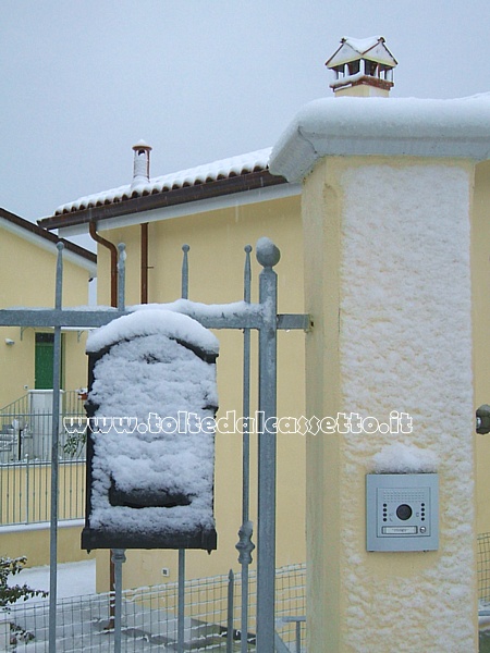 SANTO STEFANO DI MAGRA - Ingresso abitazione in Via Carso dopo una nevicata (ore 13:00 dell'11-02-2013)