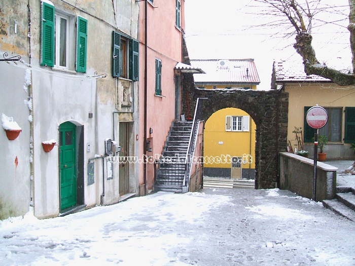 SANTO STEFANO DI MAGRA - La Porta Nord in inverno con la neve (lato Piazza della Pace - ore 12:41 dell'11-02-2013)