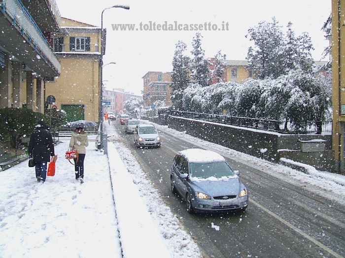 SANTO STEFANO DI MAGRA - Traffico rallentato ma scorrevole sulla Statale 62 della Cisa durante la nevicata (ore 12:04 del 24-02-2013)