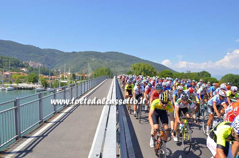 AMEGLIA (2 settembre 2016) - Il Ponte della Colombiera al passaggio dei ciclisti del Giro della Lunigiana