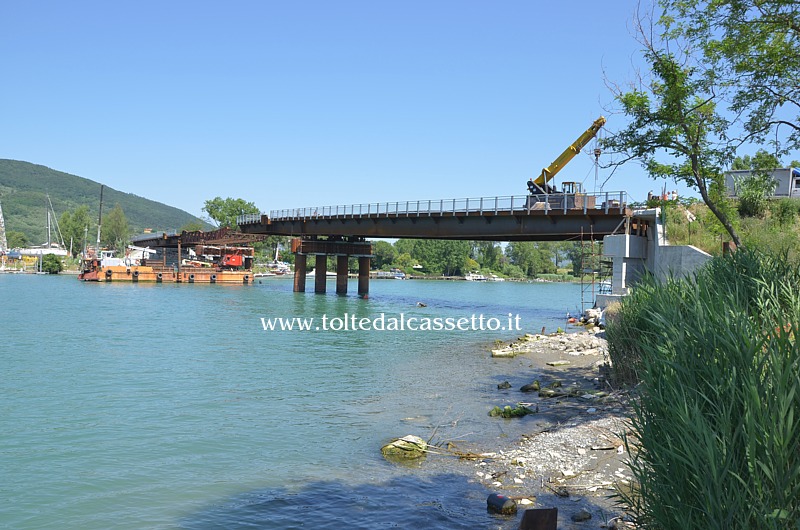 AMEGLIA (16 giugno 2013) - Comincia a delinearsi il nuovo Ponte della Colombiera dopo che la campata lato Fiumaretta  stata piazzata sulle pile di sostegno