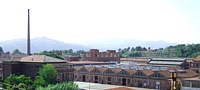 PONZANO MAGRA (Belaso) - Panoramica della ex Ceramica Vaccari. In primo piano i capannoni (100.000 mq al coperto) e sullo sfondo a sinistra la ciminiera dei forni