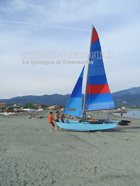 FIUMARETTA (SP) - Imbarcazione a vela trainata sulla spiaggia "Bandiera Blu" 
