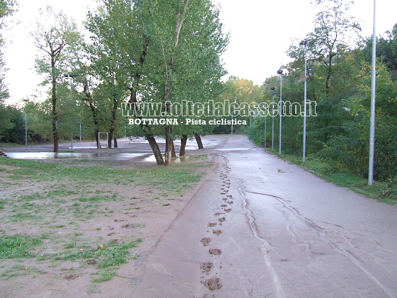 BOTTAGNA (Alluvione del 25 ottobre 2011) - Dopo che le acque del Magra si sono ritirate la pista ciclistica  rimasta sommersa dalla melma